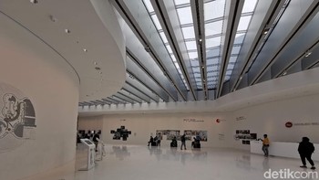 Hal menarik tentang tempat ini, markas Leica berada di desa yang cukup sepi dan cukup jauh dari kota. Lokasi ini sangat baik untuk produksi lensa kamera yang sangat sensitif. Pabrik Leica yang dulu dekat dengan jalur kereta api. Ketika kereta melintas, getarannya mempengaruhi proses pembuatan lensa. Foto: Rachmatunnisa/detikINET