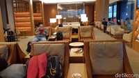 Ada lagi bar untuk traveler yang mau ngobrol santai. Bar tersebut berisi jus sampai minuman beralkohol (Bonauli/detikcom)  