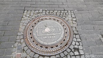 Rampung berkeliling markas Leica, peserta diajak ke luar kompleks mengunjungi kota tua Wetzlar. Tak sekadar jalan-jalan, peserta diajak mencipta ulang foto pertama yang diambil menggunakan kamera Leica oleh Oscar Barnack pada 1913. Ini dia spot mengambil fotonya. Foto: Rachmatunnisa/detikINET