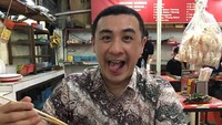 Mukanya kepedesan! Axton pun terlihat sedang menikmati mie instan dengan paduan sambal super pedas di Indomie Abang Adek. Foto: Instagram@axtonsalim