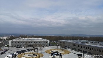 Ada bagian gedung yang menyerupai bentuk teropong, mengingatkan kiprah Leica pertama kali terjun di industri lensa sebagai pembuat teropong. Foto: Rachmatunnisa/detikINET