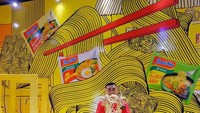 Datang ke HALUU World, Axton terlihat sedang masuk ke dalam mangkuk besar dan berfoto dengan mie instan. Foto: Instagram@axtonsalim