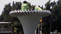 Petugas juga memperbaiki lampu sorot air mancur tersebut.