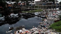 Pihak Pemkot setempat seakan tidak peduli dengan kondisi tumpukan sampah tersebut.