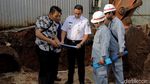 Momen Anies Cek Lokasi Banjir di Cawang