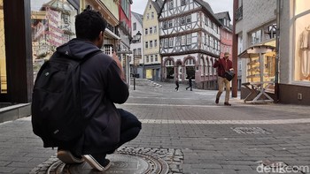 Salah satu peserta tour mencoba me-recreate jepretan pertama kamera Leica. Foto: Rachmatunnisa/detikINET