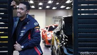 Profesi sopir, tukang semir sepatu, hingga bekerja di kapal pernah dilakoni anggota Komisi III DPR RI dari Fraksi Partai NasDem itu semasa muda. 