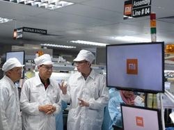 Aksi Bos Xiaomi Sidak Pabrik Ponselnya di Batam