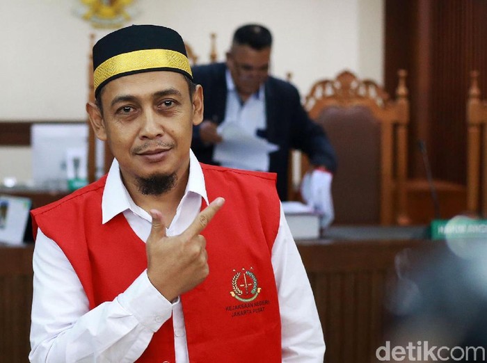 Terdakwa perkara hoax 7 kontainer surat suara tercoblos, Bagus Bawana Putra, menjalani sidang di PN Jakpus. Sebelum sidang dimulai ia mengacungkan salam dua jari.