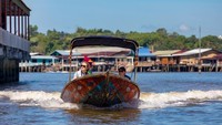 Turis bisa menjelajahi kampung di atas air tersebut dengan naik taksi air (iStock)