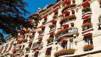 Hotel Plaza Athenee di Paris beroperasi sejak tahun 1913. Perpaduan kemewahan dan kehangatan di setiap kamar hotel tentunya membuat traveler nyaman (Dorschester Collection)