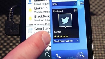 OS ini dirancang bekerja tanpa kehadiran tombol fisik, cukup digeser-geser saja seperti ini. Tanpa perlu menekan tombol, Anda cukup melakukan swipe di layar, Lock screen akan naik seperti tirai begitu anda menggerakkan jempol dan membuka apa yang ada di bawah. Foto: Getty Images