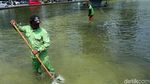 Aksi Bersih-bersih Kolam Air Mancur Patung Kuda