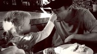 Dikenal sebagai sosok ayah yang penyayang, Renner sering menghabiskan waktu bersama anaknya. Terutama ketika sedang makan. Foto: Instagram @renner4real