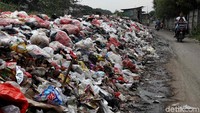 Bahkan si beberapa sisi jalan, tumpukan sampah juga menggunung.