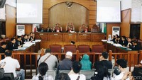 Amien juga sudah disumpah oleh mejelis hakim. Dia berjanji akan bersaksi sesuai dengan fakta.