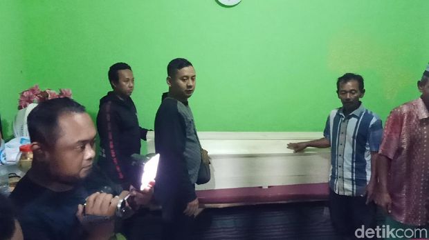 Jenazah korban dibawa ke rumah duka/