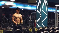 Meski juga melakukan weight lifting, ia tidak mengangkat beban yang terlalu berat saat berusia muda. (Foto: Instagram/iamenriquedustin, ditampilkan atas izin orang yang bersangkutan.)