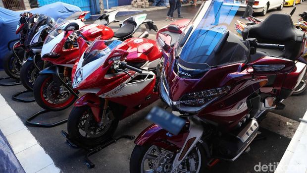 Motor tunggangan Ahmad Sahroni
