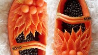 Buah pepaya ini salah satu hasil karya Tika. Ia membuat buah pepaya kecil ini menjadi sepatu yang cantik. Detailnya sangat jelas dan bahkan Tika membuat sepatu ini sayang untuk dimakan. Foto: instagram tika_garnish