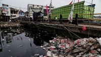 Sampah tersebut berada di sepanjang sisi sungai.
