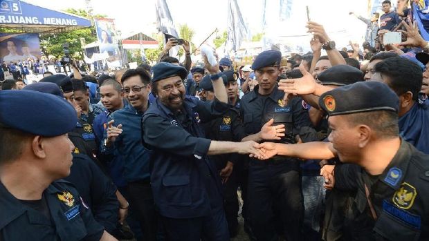Surya Paloh menyapa pendukungnya.