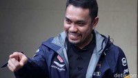 Dari pengalaman tersebutlah Roni belajar hingga akhirnya bisa memiliki perusahaan sendiri dan memiliki koleksi mobil mewah sebagai investasi di garasi rumahnya. 