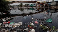 Kurangnya kesadaran warga membuat sampah terus menumpuk.