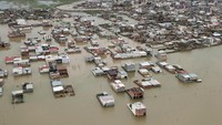 ISNA pun menyebut korban tewas akibat banjir bandang itu masih mungkin  bertambah. Iranian President website/Hnadout via Reuters.