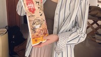 Wanita 32 tahun ini ternyata doyan ngemil. Saat berlibur ke Pulau Ishigaki, ia membawa camilan kemasan. Foto: Instagram shinodamariko3