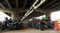 Meski bukan lahan parkir resmi MRT, warga memilih untuk memarkirkan kendaraannya di sana karena berada lebih dekat dari Stasiun MRT Fatmawati.