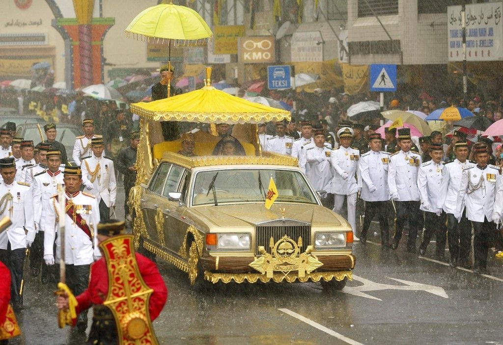 Brunei's newly wed royal couple Princess Hajah Hafizah Sururul Bolkiah (R) and her groom Pengiran Haji Muhammad Ruzaini arrive for their wedding banquet in Bandar Seri Begawan on September 23, 2012. Glittering jewels and the echoes of a 17-gun salute marked the climax of wedding celebrations for the daughter of one of the world's wealthiest men, the Sultan of Brunei.      AFP PHOTO (Photo by STR / AFP)