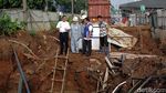 Momen Anies Cek Lokasi Banjir di Cawang