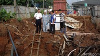 Gubernur DKI Jakarta Anies Baswedan mengecek lokasi yang sempat digenangi banjir di sekitar flyover Pancoran dan Cawang. Anies memberi peringatan keras kepada kontraktor LRT untuk membenahi saluran air proyeknya.