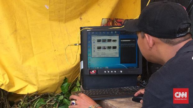 Membentang Layar Tancap dari Kuburan hingga Sawah