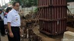 Momen Anies Cek Lokasi Banjir di Cawang