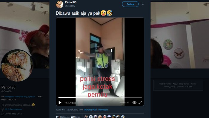 Video viral polisi joget karena stres jaga kotak pemilu. Foto: Screenshot Twitter Video viral polisi joget karena stres jaga kotak pemilu. Foto: Screenshot Twitter
