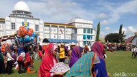 Pada awal-awal penggunaannya, busana Rimpu hanya menggunakan satu sarung yang panjang atau ukurannya mengikuti ukuran tubuh pemakainya. Namun seiring dengan perkembangan zaman, atau masuk pada era revolusi industri pada abad ke-18, sarung tenun juga mengalami perubahan. (Faruk Nickyrawi/detikcom)