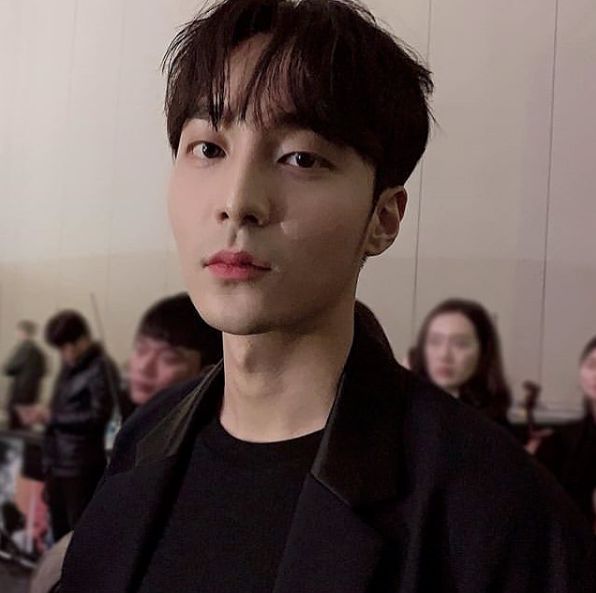 Roy Kim, penyanyi asal Korea yang tersandung kasus Seungri.