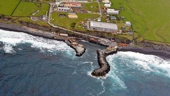 Tidak ada bandar udara di Tristan da Cunha, satu-satunya cara untuk bepergian adalah dengan kapal. Diperlukan waktu 6 hari naik kapal dari tempat ini ke Cape Town, kota besar terdekat. Foto: istimewa