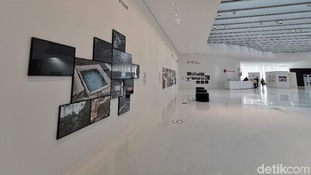 Ada sudut khusus yang menjadi galeri yang memamerkan jepretan hasil karya fotografer ternama Leica. Foto: Rachmatunnisa/detikINET