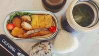 Bento ala Shinoda juga tak kalah menarik nih. Yang jelas ada onigiri, sup miso, telur, dan ikan panggang. Nyamm! Foto: Instagram shinodamariko3