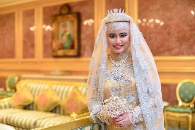 Pada hari pernikahannya, Putri Hajah Hafizah Sururul Bolkiah memakai gaun silver dengan bebatuan kristal beige nan mewah. Dia pun mengenakan mahkota bertabur berlian serta kerudung dengan detail bebatuan serupa gaunnya. Foto: Reuters
