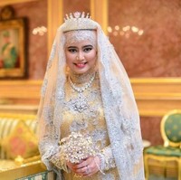 Pada hari pernikahannya, Putri Hajah Hafizah Sururul Bolkiah memakai gaun silver dengan bebatuan kristal beige nan mewah. Dia pun mengenakan mahkota bertabur berlian serta kerudung dengan detail bebatuan serupa gaunnya. Foto: Reuters