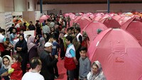 Warga pun kemudian dievakuasi ke pengungsian selama banjir masih melanda kawasan pemukiman mereka. Tasnim News Agency via Reuters.