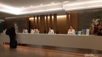 Begitu masuk, traveler akan disambut meja resepsionis dan diminta menunjukkan boarding pass (Bonauli/detikcom)  
