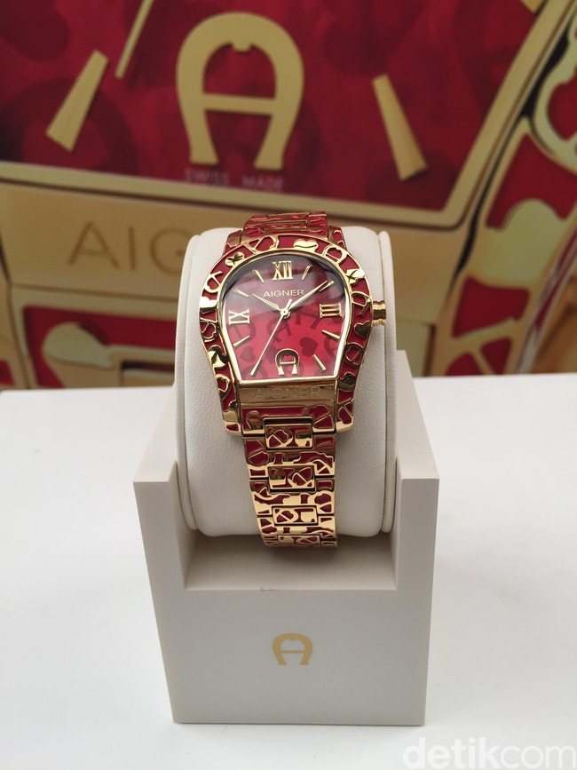 Tersedia dalam warna merah yang menyala, Aigner Feanza siap menyempurnakan gaya di musim panas. Adapun jam tangan ini dijual pada kisaran harga Rp 10 jutaan. (Foto: Daniel Ngantung/Wolipop)