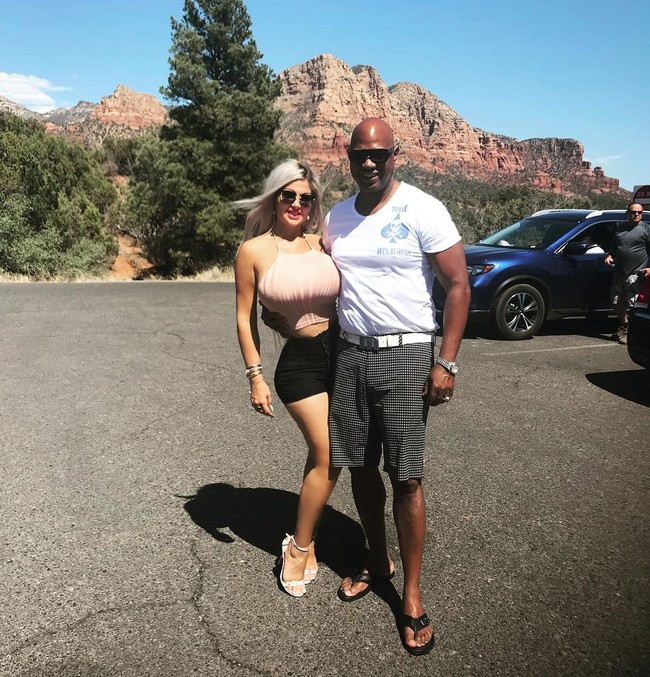 Tak hanya melakukan operasi di pinggang, dia juga melakukan operasi pembesaran payudara dan bokong, yang membuatnya terlihat seperti boneka Barbie. (Foto: Instagram @officialsophiavegas)