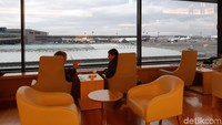 Tempat duduk dengan suasana modern minimalis atau pemandangan langsung ke luar hanggar bisa menjadi pilihan di Sakura Lounge (Bonauli/detikcom)  