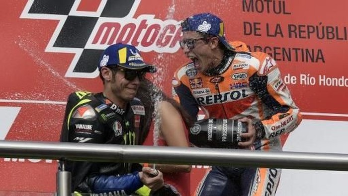 Winner Hondas Spanish biker Marc Marquez (R) and runner-up Yamahas Italian Valentino Rossi celebrate on the podium of the MotoGP Argentina Grand Prix at the Termas de Rio Hondo circuit in Santiago del Estero, Argentina, on March 31, 2019. (Photo by Juan MABROMATA / AFP)